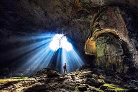 Khám phá hố sụt đẹp nhất thế giới mệnh danh “lối vào địa ngục”