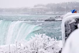 Dòng thác dữ bị đóng băng, khoác màu áo trắng tinh khôi kỳ ảo