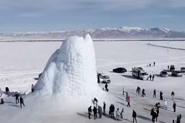 Chiêm ngưỡng ngọn "núi lửa băng" tuyệt đẹp được dân tình săn đón