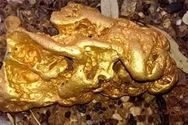 Nhặt cục sắt trên núi, nhảy cẫng sung sướng nhận ra là khối vàng 