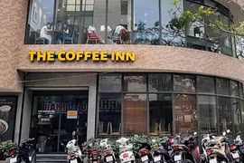 Nhiều hàng quán ở Hà Nội "ngoài đóng, trong mở"