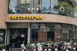 Nhiều hàng quán ở Hà Nội "ngoài đóng, trong mở"