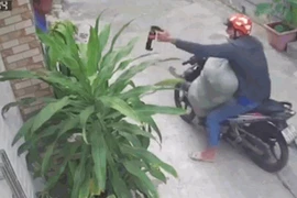 Video: Trộm chó bị phát hiện, cẩu tặc xịt hơi cay chủ nhà để tẩu thoát