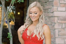 Nữ golf thủ xinh đẹp khoe khéo vòng 1 đầy đặn cực bốc lửa