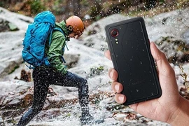 Samsung ra mắt chiếc điện thoại nhỏ gọn nhưng “nồi đồng cối đá”