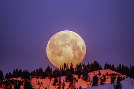 Hiện tượng siêu nhiên “trăng băng giá” và “nguyệt thực nửa tối” đêm nay