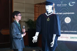 Robot thông minh Việt Nam vượt xa “robot công dân” đầu tiên thế giới