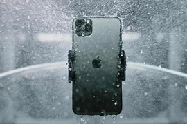 Rửa bằng vòi hoa sen, camera trước của iPhone 12 bị mờ