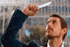 Những cách cần biết để bảo vệ điện thoại khi đi vào vùng lũ lụt 