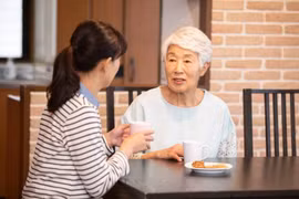 Đi làm về muộn, nàng dâu mắt đỏ hoe nhìn đĩa dưa muối trên bàn 