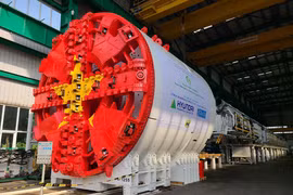 Robot đào hầm “khủng” tại Hà Nội: Đưa máy xuống lòng đất cũng khó