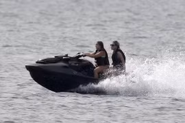 Vợ chồng Beckham nguy cơ ngồi tù vì cho con gái lái mô tô nước?