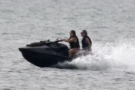 Vợ chồng Beckham nguy cơ ngồi tù vì cho con gái lái mô tô nước?