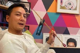 Bị bắn xuyên thủng, iPhone vẫn... hoạt động bình thường