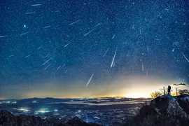 Nóng: Đón mưa sao băng đầu tiên của năm mới bùng nổ trên bầu trời 