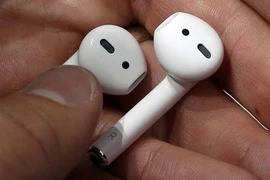 Thanh niên nuốt nhầm tai nghe AirPods khi... đang ngủ