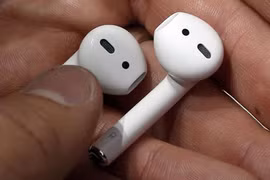 Thanh niên nuốt nhầm tai nghe AirPods khi... đang ngủ