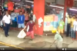 Video: 2 người đàn ông tay không bắt trăn khổng lồ