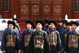 Vì sao đại thần triều Thanh diện kiến vua thường phất hai ống tay áo?