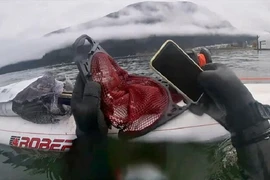 iPhone 11 không hề hấn sau 6 tháng “sống ở đáy sông”