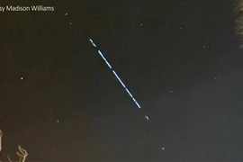 Vệt sáng lạ bất ngờ xuất hiện trên bầu trời nước Mỹ: Là UFO? 