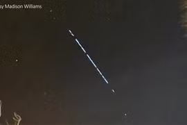 Vệt sáng lạ bất ngờ xuất hiện trên bầu trời nước Mỹ: Là UFO? 