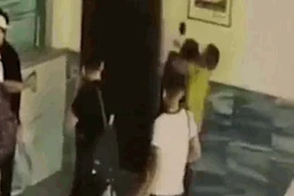 Video: Cãi nhau, người đàn ông đánh bạn gái bất tỉnh rồi bỏ đi