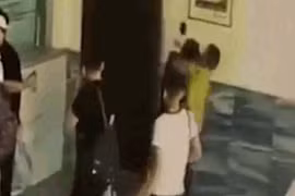 Video: Cãi nhau, người đàn ông đánh bạn gái bất tỉnh rồi bỏ đi