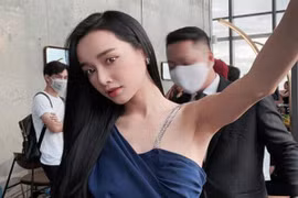 Nhã Phương diện váy gợi cảm nhưng vòng một lại "biến mất"