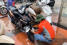 Cận Tết, người dân xếp hàng cả tiếng chờ rửa xe