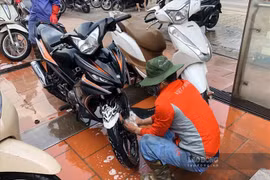 Cận Tết, người dân xếp hàng cả tiếng chờ rửa xe