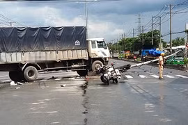 Ảnh: Quốc lộ 1 náo loạn vì tài xế ngủ gật lái xe tải