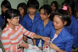 Học viên Trung tâm cai nghiện vui mừng được thăm và tặng quà