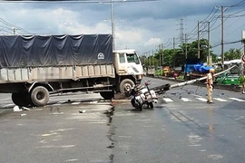 Ảnh: Quốc lộ 1 náo loạn vì tài xế ngủ gật lái xe tải