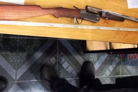 Chồng bị vợ bắn chết bằng cây súng của người con mua về 