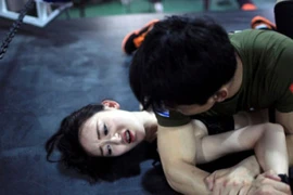 Gái trẻ khổ luyện kỹ năng tự vệ