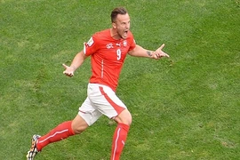 Thụy Sĩ 2 - 1 Ecuador: Lội ngược dòng trong phút bù giờ