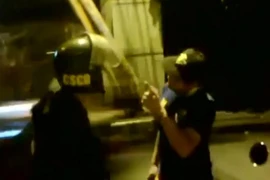 Thanh niên cứng xưng mày tao, thách CSCĐ giữ xe