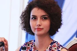 Hotgirl Việt lai Pháp, sư cô xinh đẹp gây bão mạng