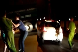 Bà cô quát tháo, hất công an lên nóc capo rồi bỏ chạy