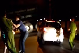 Bà cô quát tháo, hất công an lên nóc capo rồi bỏ chạy