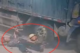 Cha già bị xe tải cán qua mình vẫn cố cứu con trai