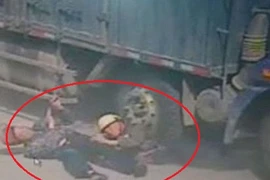 Cha già bị xe tải cán qua mình vẫn cố cứu con trai