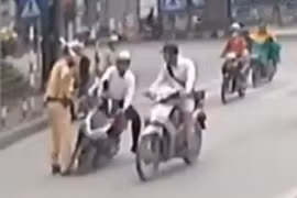 CSGT dùng gậy chặn đầu xe: Nguy hiểm cho cả hai phía