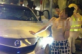 Thiếu nữ hồn nhiên “tự sướng” khi bị CSGT tuýt còi