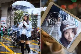 Thiếu nữ xinh đẹp cặp kè với “bạn trai tưởng tượng“