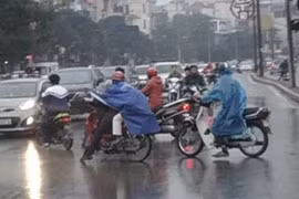 Cảnh “vô văn hóa giao thông” ở ngã tư kỳ dị nhất HN