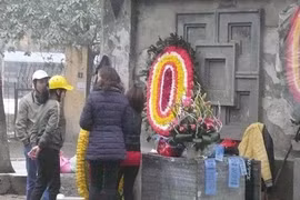 Kỹ nghệ “luộc" vòng hoa đám tang