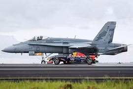 Xe công thức 1 đua tài cùng máy bay phản lực