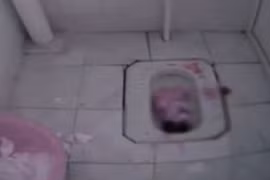 Gái teen đẻ rơi, vứt con trong nhà vệ sinh